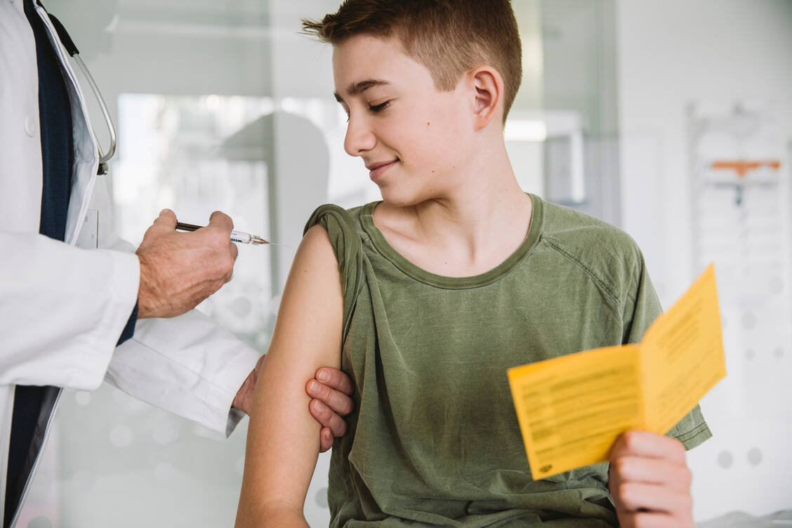 Auch Jungen sollten sich gegen HPV impfen lassen. / © Getty Images/Westend61