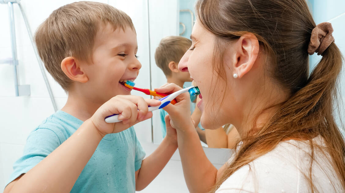 Zähneputzen soll Spaß machen, das ist nicht immer leicht zu vermitteln. Doch ohne Druck und mit einigen Tipps und Tricks können die Jüngsten an eine gute Mundhygiene heran­geführt werden. / © Adobe Stock/Kirill Ryzhov