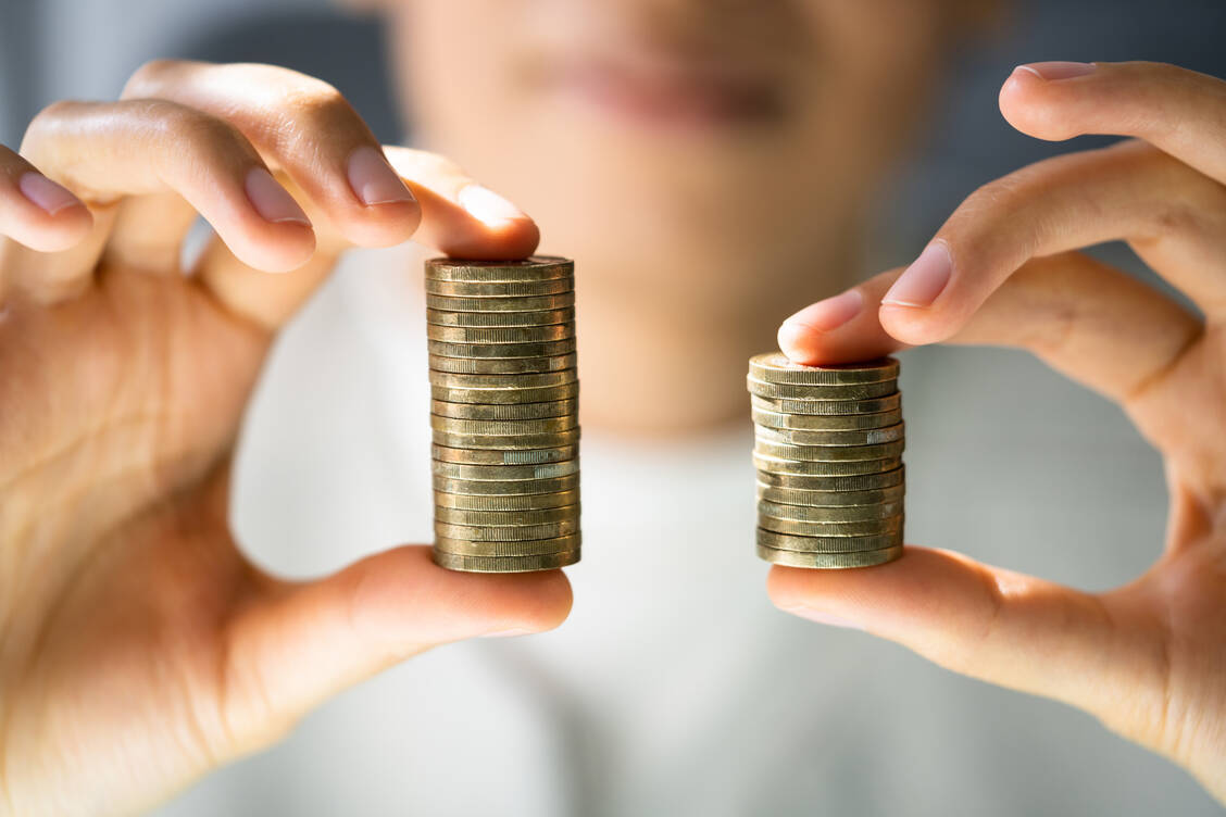 Im Arbeitsvertrag sollten auch die Angaben zur Gehaltsregelung eindeutig formuliert sein. / © Getty Images/AndreyPopov