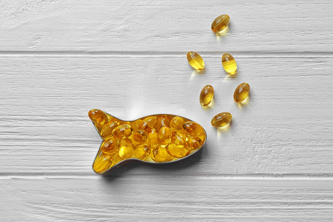 Omega-3-Fettsäuren aus Fischöl ergänzen die Therapie mit Statinen und senken das kardiovaskuläre Risiko. / Foto: Shutterstock/Africa Studio
