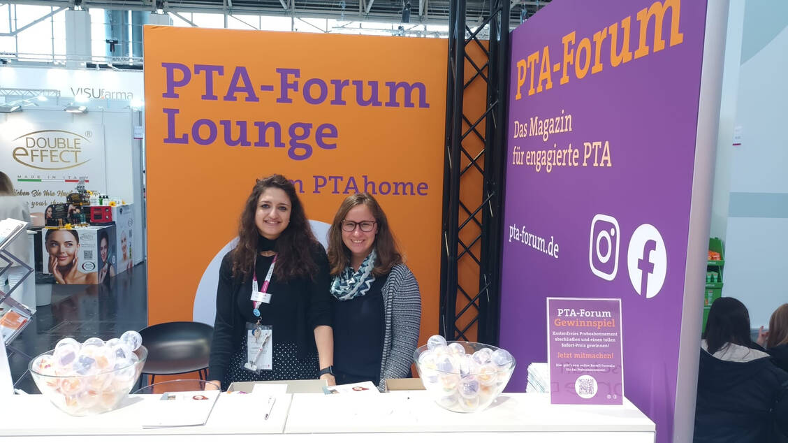 In der PTA-Forum-Lounge im PTA-Home in Halle B6 gibt es tolle Preise zu gewinnen! / © Avoxa