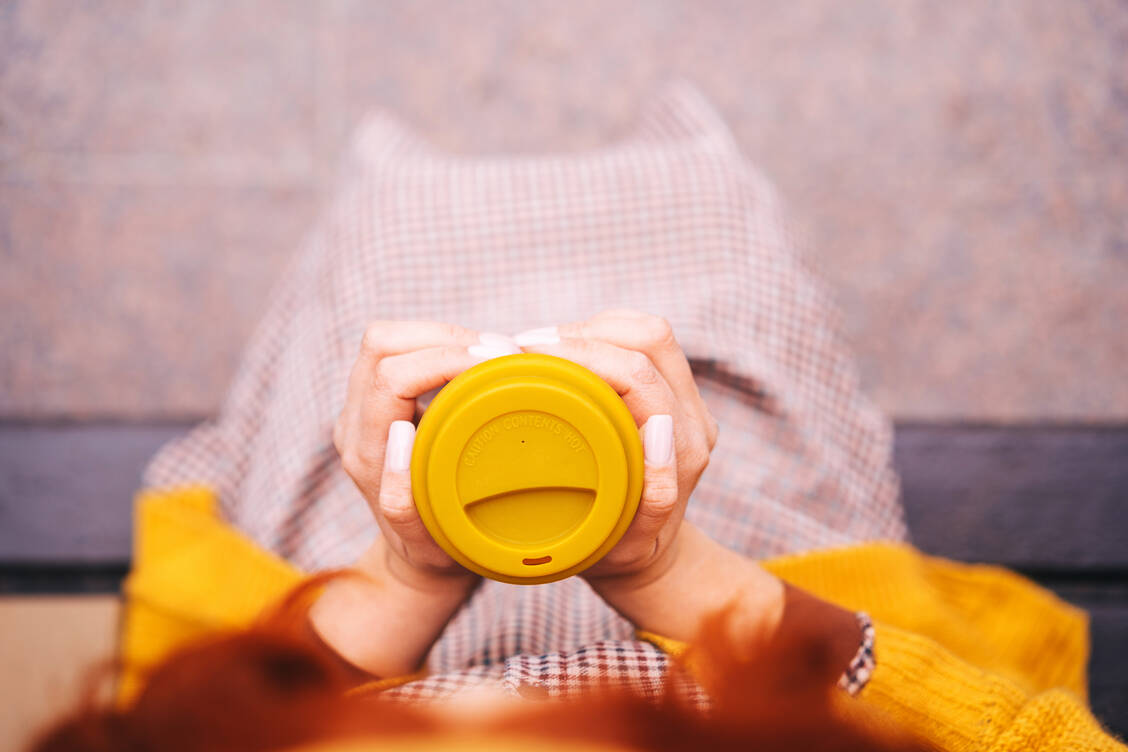 Seinen Kaffee unterwegs aus wiederverwendbaren Bambusbechern zu trinken, gilt als umweltfreundlich. Jedoch sind diese Becher weder für die Umwelt, noch für die Gesundheit der Menschen harmlos.  / Foto: Adobe Stock/Svetlana