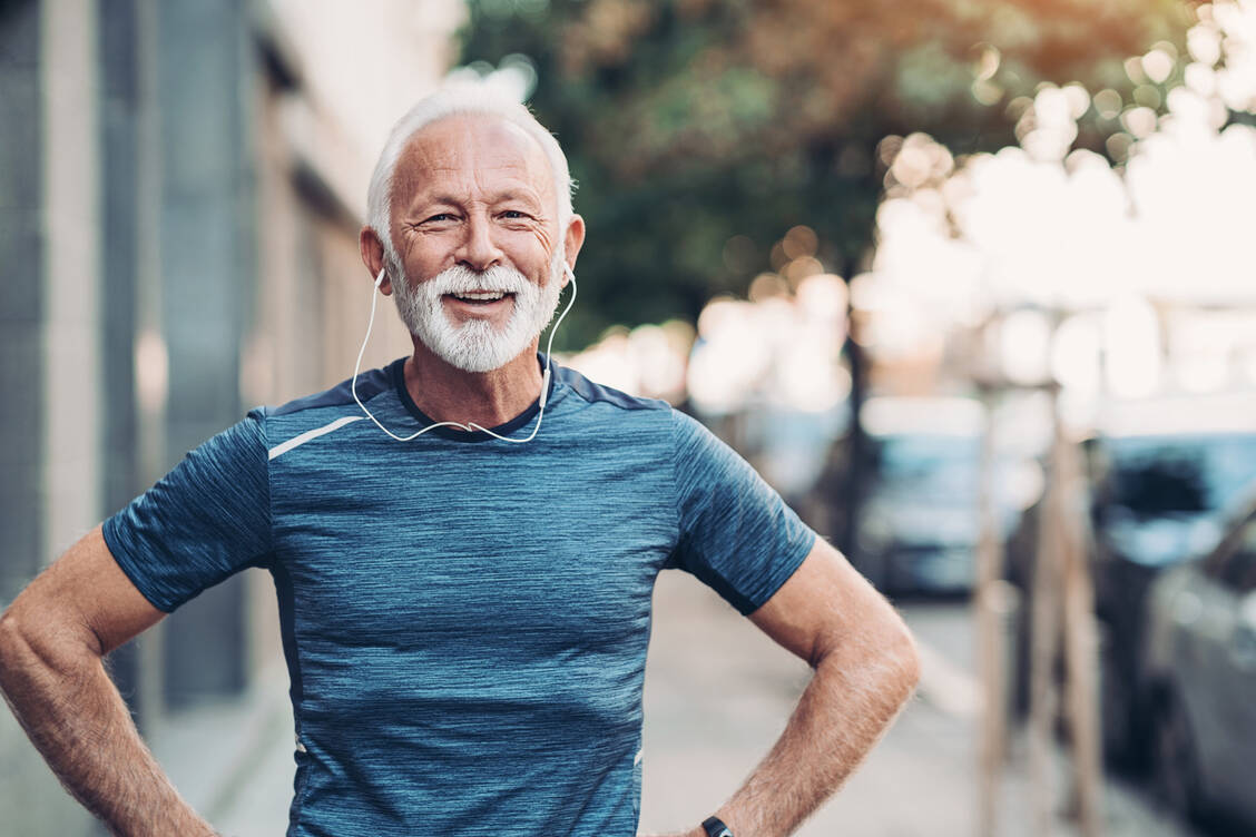 Eine halbe Stunde spazierengehen senkt den Blutzuckerspiegel: Ein unerhaltsamer und zugleich informativer Podcast soll hier als Motivationsspritze vor allem für Diabetiker dienen. / Foto: Getty Images/pixelfit
