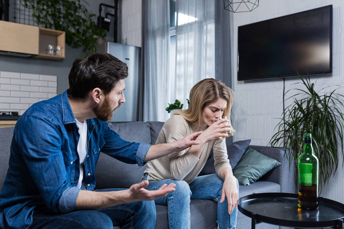 Angehörige sollten wissen, dass sie die alkoholabhängige Person zwar dazu ermutigen können, ihr Trinkverhalten zu verändern und Hilfe zu suchen. Die Entscheidung, das Problem anzugehen, können sie ihr jedoch nicht abnehmen. / © Getty Images/Liubomyr Vorona