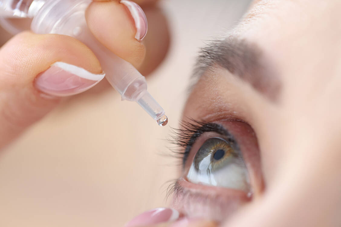 Volkskrankheit trockenes Auge: Bis zu 17 Prozent der Bevölkerung in Deutschland leiden unter Brennen, Jucken und Rötung der Augen. Behandelt wird in der Regel mit Tränenersatzstoffen. / Foto: Adobe Stock/megaflopp