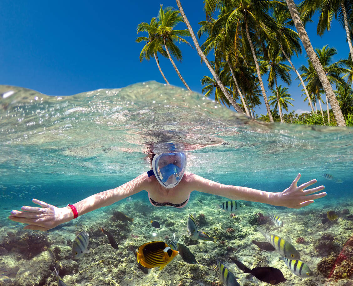Beim Baden im Meer hinterlässt man eine Menge an Sonnenschutzmitteln – und das schadet Meeresbewohnern. / Foto: Getty Images/Anton Petrus