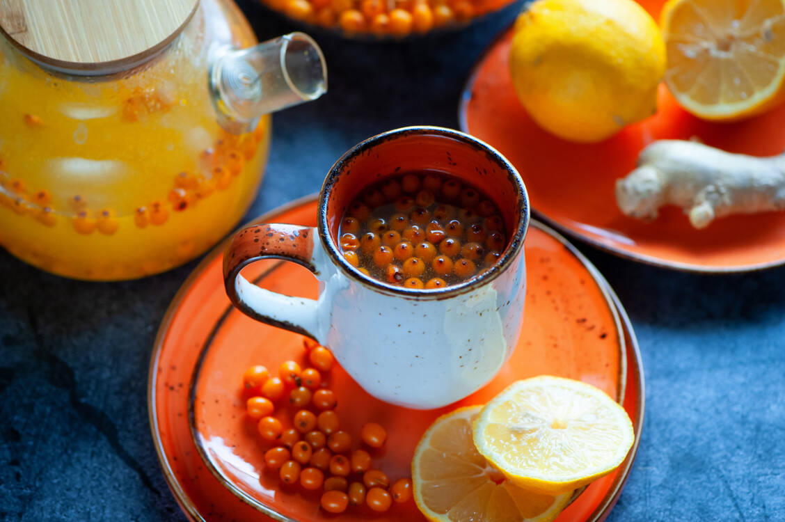 Sanddornbeeren und Zitronen enthalten Vitamin C. / Foto: Adobe Stock/Mariana Mikhailova