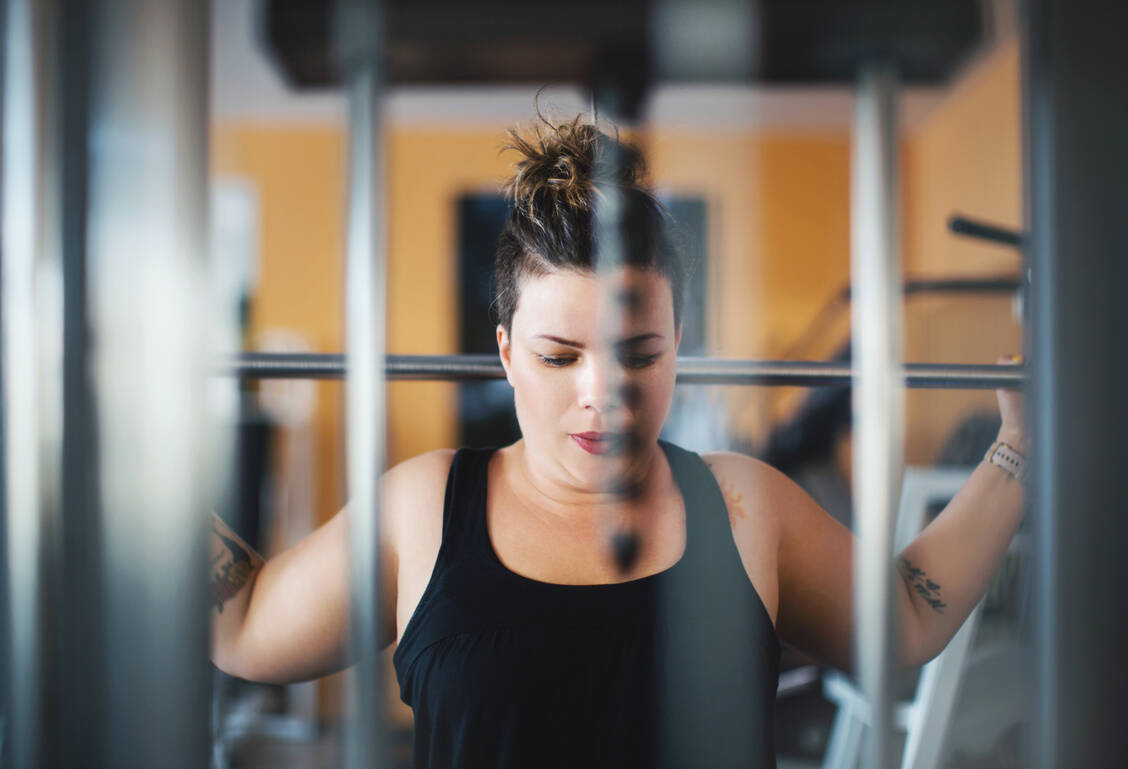 Körperfett verlieren funktioniert nur, wenn man ein Training mit einem Kaloriendefizit in der Ernährung kombiniert. Training allein, vor allem das intensive Training einzelner Muskelgruppen, macht nicht schlank. / Foto: Getty Images/Aja Koska