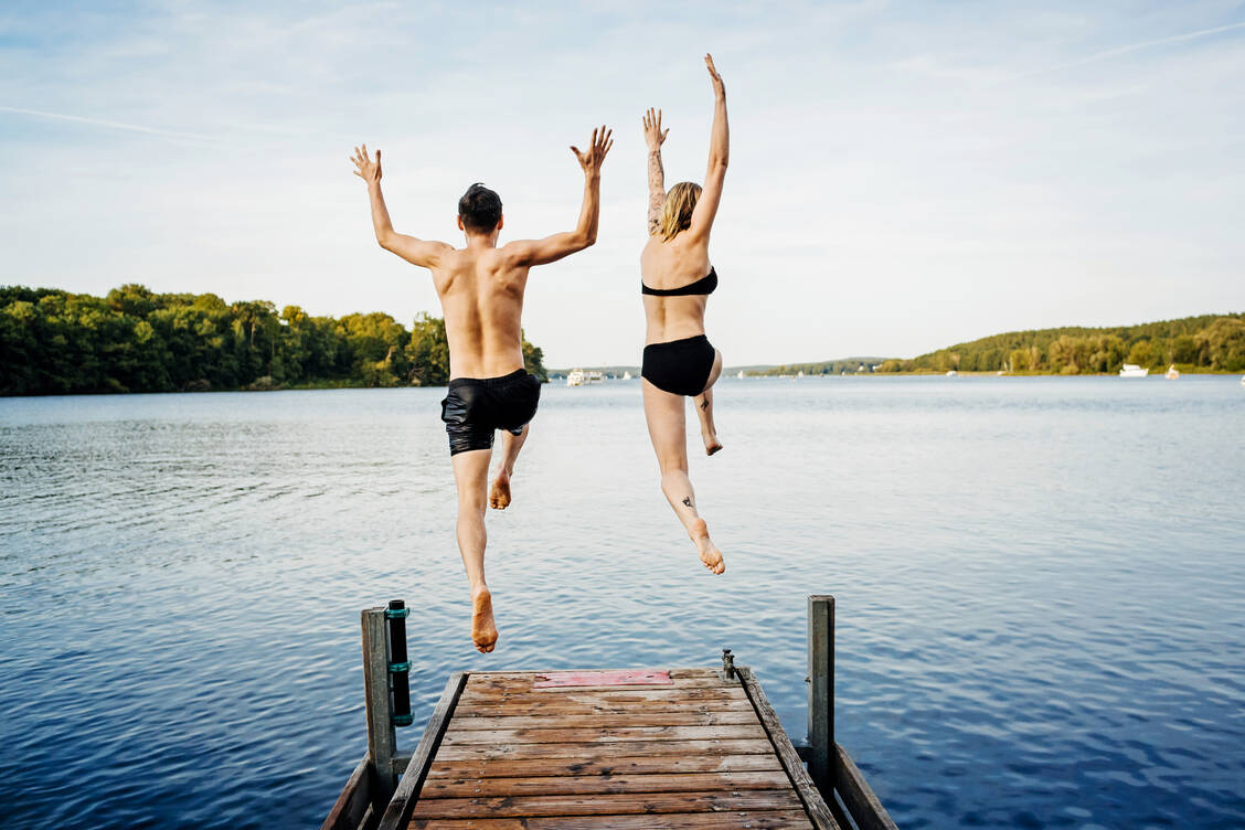 Die Wasserqualität ist hierzulande bei über 90 Prozent aller Badegewässer sehr gut. Anders sieht es dagegen bei der Schwimmfähigkeit der Deutschen aus. / Foto: iStock/TommL