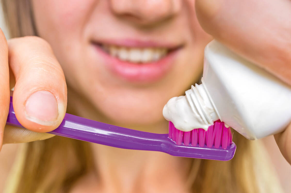 Besser aus der Tube: Für eine wirksame Kariesprophylaxe sollten Verbraucher nicht auf Zahnpasta-Rezepturen zum Selbstmischen vertrauen. / Foto: Fotolia/Andriano_cz