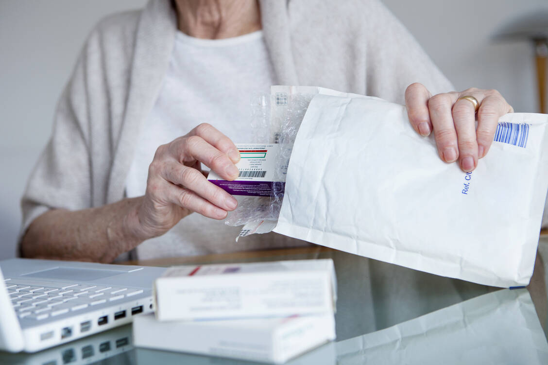 Online-Versender mit Sitz im Ausland sollen sich nun an die in Deutschland geltende Preisbindung halten müssen. Bisher durften sie – anders als deutsche Apotheken – Rabatte auf verschreibungspflichtige Medikamente gewähren. / Foto: Fotolia/RFBSIP