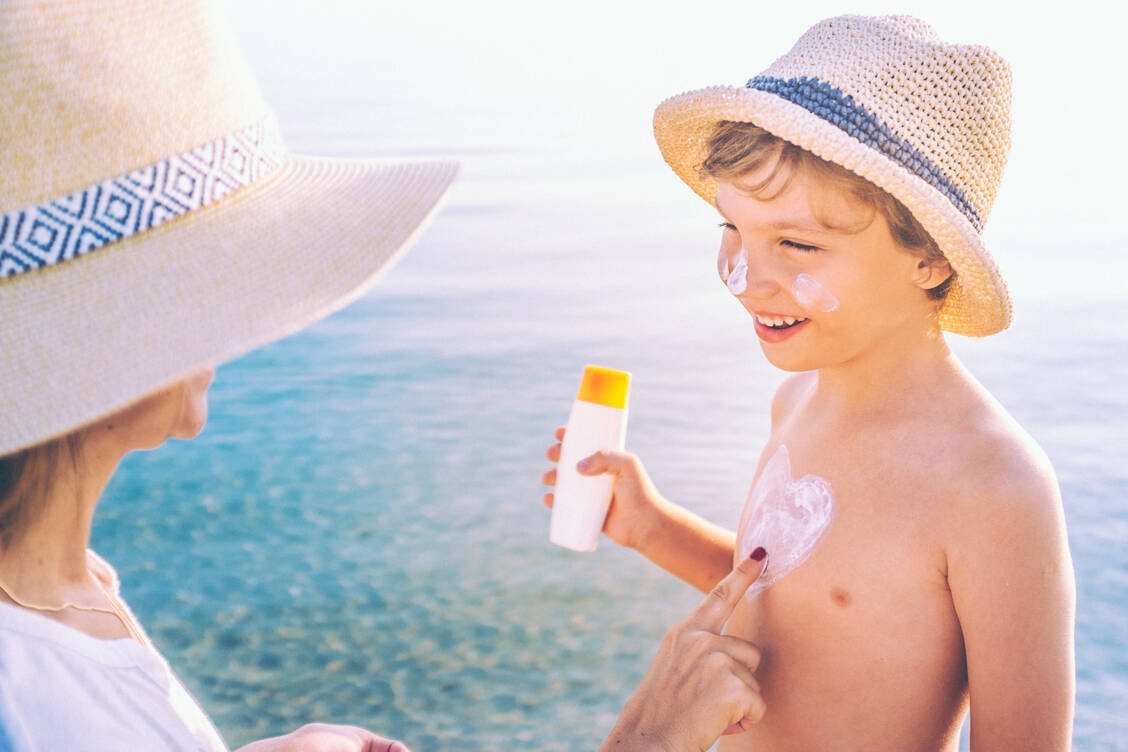 UV-Strahlung setzt Kinderhaut besonders zu. Deshalb ist ein guter Sonnenschutz  bei Kindern das A und O.  / Foto: Getty Images/Kontrec