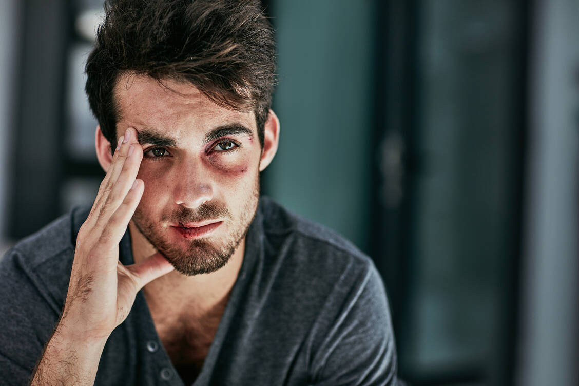 Gewaltopfer in der eigenen Familie zu sein, ist für viele Männer sehr schambesetzt und wird nicht selten aus diesem Grund verheimlicht. / Foto: Getty Images/laflor