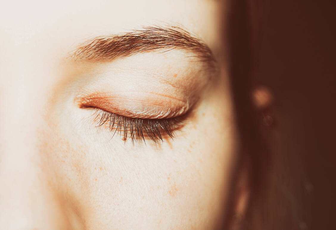 Mit einem speziellen Sonografie-Verfahren kann durch das geschlossene Augenlid eine Erhöhung des Hirndrucks festgestellt werden. / © Getty Images/Vicu9