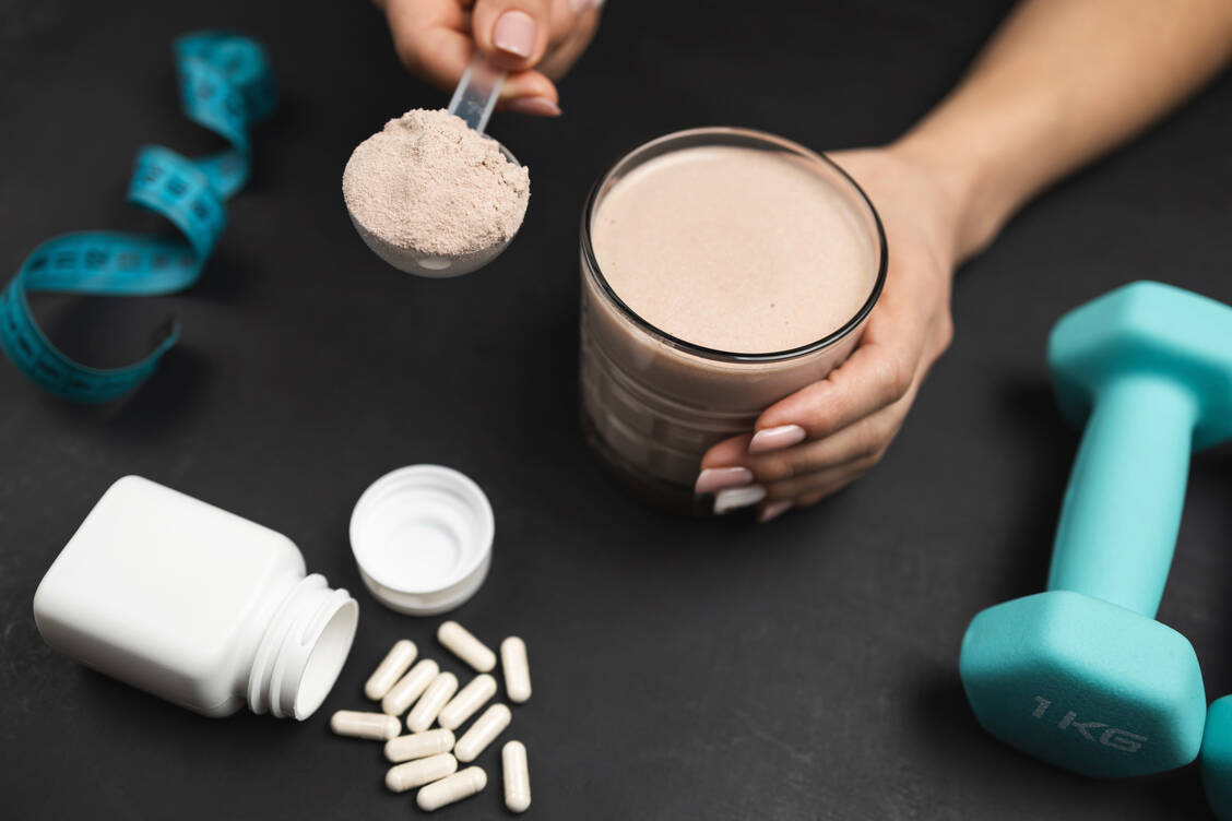 Proteinpulver oder spezielle High-Protein-Produkte sind Experten zufolge in den Wechseljahren nicht notwendig.  / © Getty Images/Farion_O