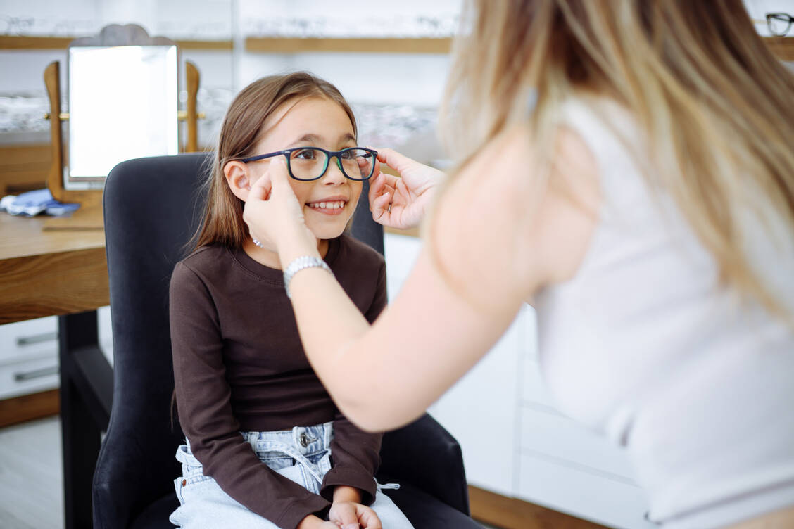 Bei Kindern kann sich eine Kurzsichtigkeit entwickeln, während der Augapfel wächst. / © Getty Images/ozgurcankaya