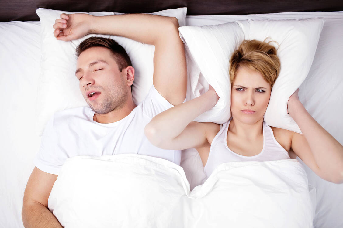 Schnarchen belastet nicht nur die Nachtruhe des Partners, sondern kann auch ein Zeichen für eine schwerwiegende Krankheiten sein. / Foto: Shutterstock/baranq
