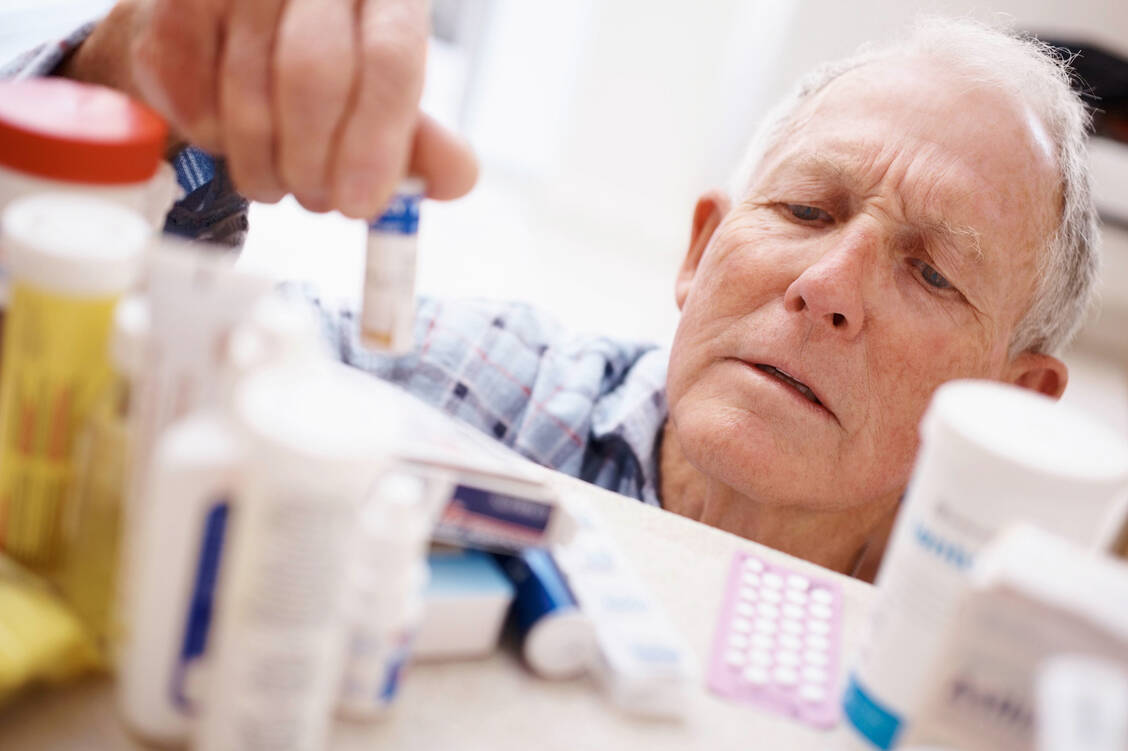 Die richtigen Tabletten zur richtigen Zeit: Demenzkranke sind ohne Hilfe mit ihrer Arzneimitteleinnahme sehr oft überfordert. / Foto: Imago/Insadco