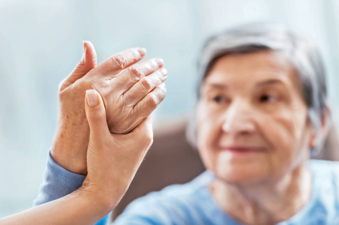 In einer gezielten Physiotherapie lernen Patienten, welche Bewegungen noch gehen. / Foto: iStock/Skynesher