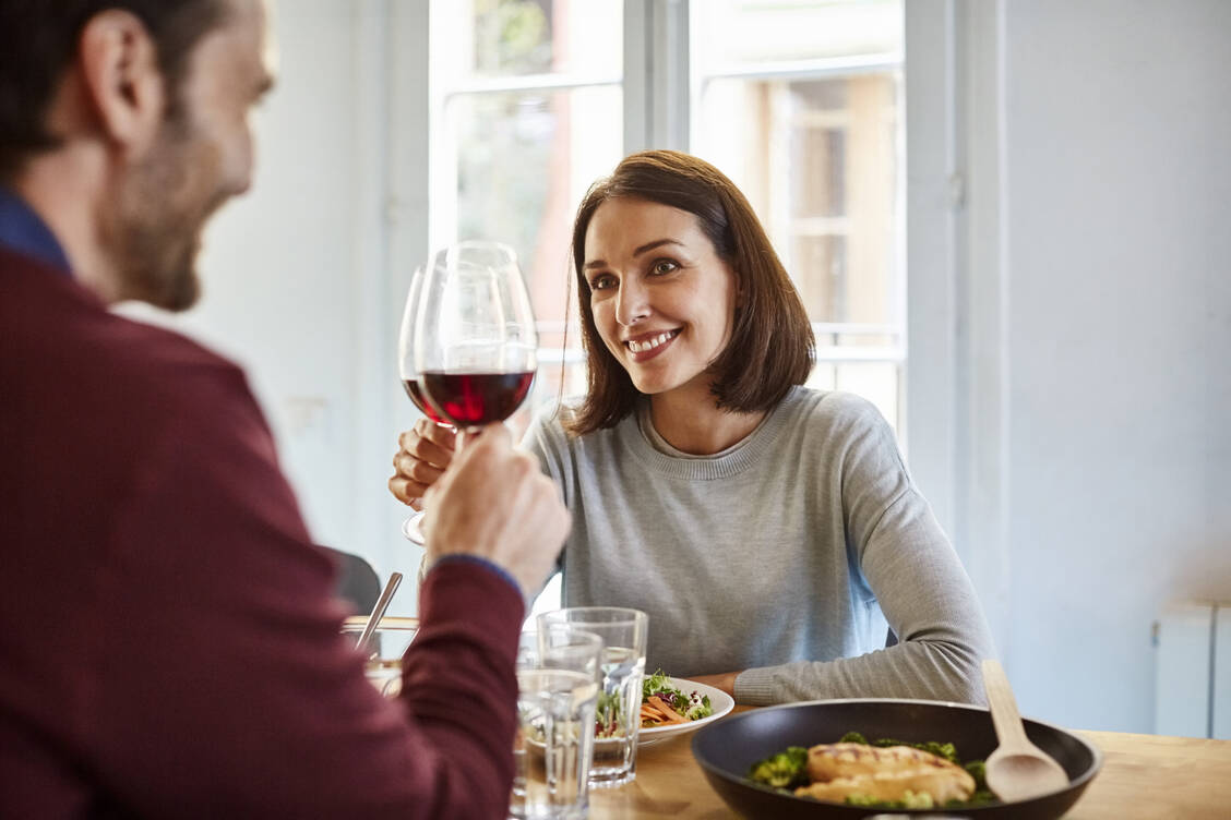Wenn Alkohol, dann in Maßen und mit Genuss / Foto: Getty Images/Morsa Images