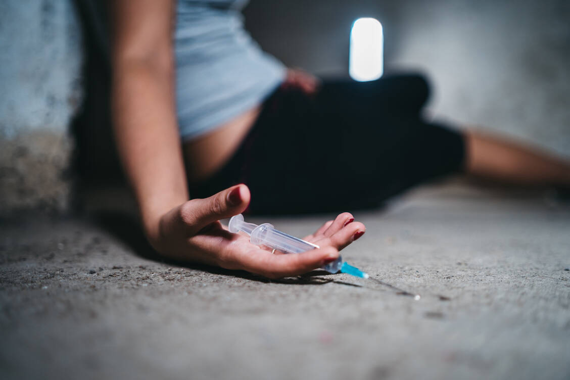 Eine Überdosierung mit Opioiden kann tödlich enden. Naloxon-Nasenspray kann im Notfall das Leben retten. / Foto: Getty Images/urbazon
