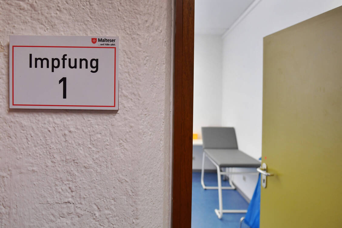 Rheuma-Patienten sollten sich nicht beirren lassen: Auch und besonders für sie ist die Corona-Impfung wichtig. / Foto: imago images/Sven Simon
