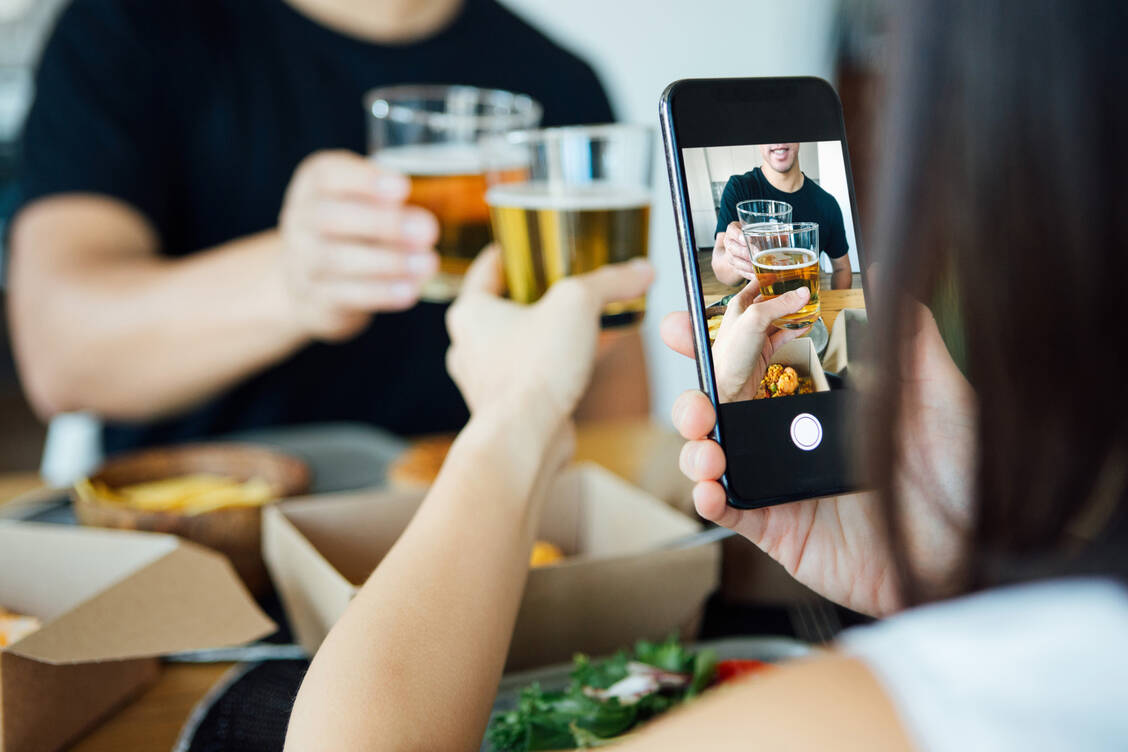 Eine Studie zeigt: Influencer auf Instagram und Tiktok steigern bei jungen Erwachsenen die Lust auf Alkohol um 73 Prozent. / © Getty Images/Oscar Wong