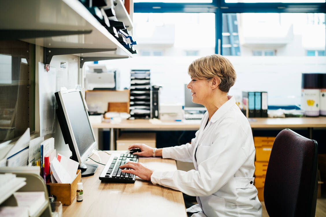 Die AMK bittet Apothekenteams, die Online-Formulare unter www.arzneimittelkommission.de zu nutzen. / © Getty Images/Tom Werner