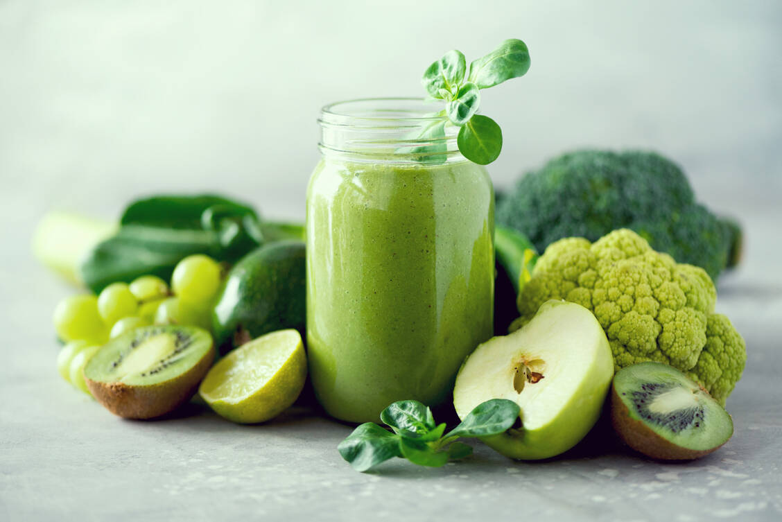 Der selbst gemachte Smoothie bietet allerlei Gutes. Damit der Genuss auch gut ausgeht, sollte man die Zutaten vorab gründlich waschen. / Foto: Adobe Stock/jchizhe