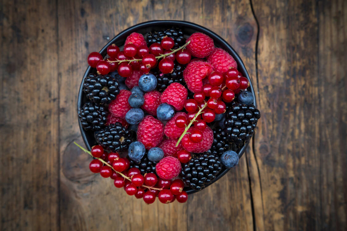 Bunte Vielfalt: Brombeeren, Heidelbeeren, Himbeeren und Johannisbeeren schmecken gut und sind in vielerlei Hinsicht echte Nährstoffbomben. / Foto: Getty Images/Westend61