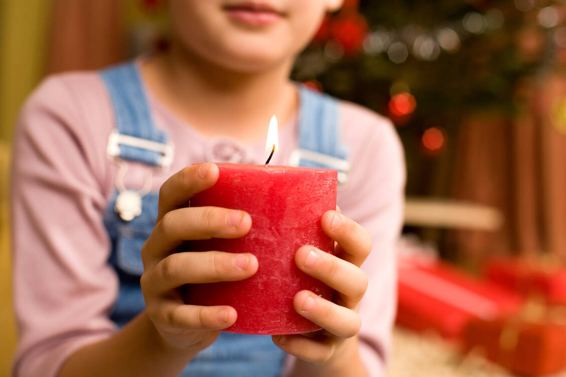 Kerzen haben oft eine magische Anziehungskraft, sind jedoch – besonders in Kinderhänden – eine nicht zu unterschätzende Gefahrenquelle. / © Getty Images/Thinkstock Images