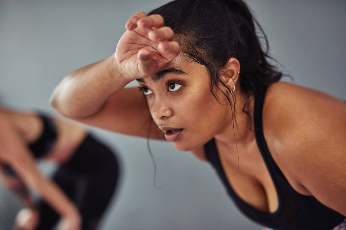 Ein schweißtreibendes Workout kann Spaß machen. Wenn die Aussicht darauf aber eher vom Sport abhält, kann man sich vor Augen führen, dass »Low Intensity« genau so gut für die Gesundheit ist. / © Getty Images/LumiNola