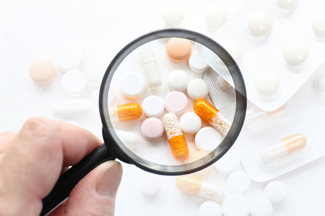 Die Tester bewerteten Hormonersatzpräparate und verschiedene Phytopharmaka. / © Getty Images/Ca-ssis