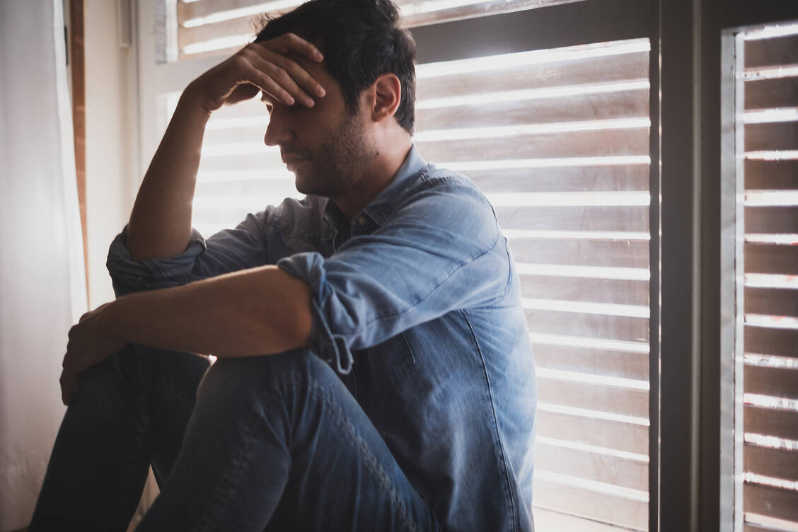 Müde, antriebslos und eine negative Stimmung: Johanniskraut kann die Beschwerden einer leichten depressiven Störung lindern. / Foto: Adobe Stock/Paolese