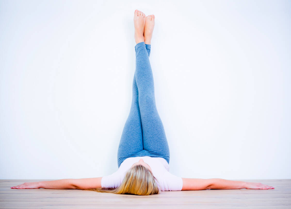 Chronic venous insufficiency (CVI) is a condition where the valves in the veins that normally keep blood from flowing back into the legs do not close properly. / Foto: Adobe Stock/Michaela Rofeld