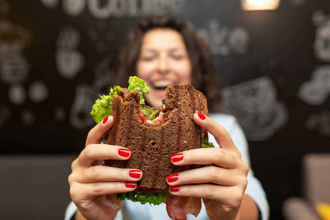Gesundheit geht durch den Darm: Kurzkettige Fettsäuren sind der Grund, warum Ballaststoffe als gesund gelten. Darin enthaltene Kohlenhydrate, für uns unverdaulich, dienen einigen Bakterien als wichtigste Nahrungsquelle – wobei kurzkettige Fettsäuren entstehen. Diese sorgen für eine intakte Darmbarriere. / Foto: Adobe Stock/Kukota Ekaterina