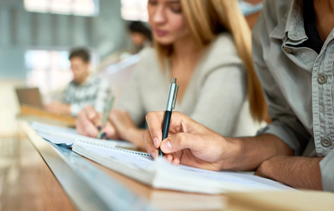 Länger lernen dürfen und damit auf die Herausforderungen der Zukunft noch besser vorbereitet sein, das fordert Adexa für die Berufsausbildung von PTA. / Foto: Fotolia/eventyfour