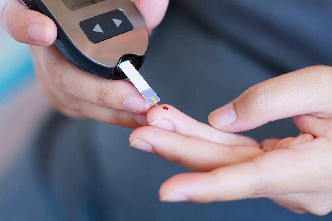 Typ-1-Diabetikerinnen und -Diabetiker müssen sich auf die Blutzuckermessgeräte verlassen können, da sie entsprechend Insulin spritzen. / © Adobe Stock/Piman Khrutmuang