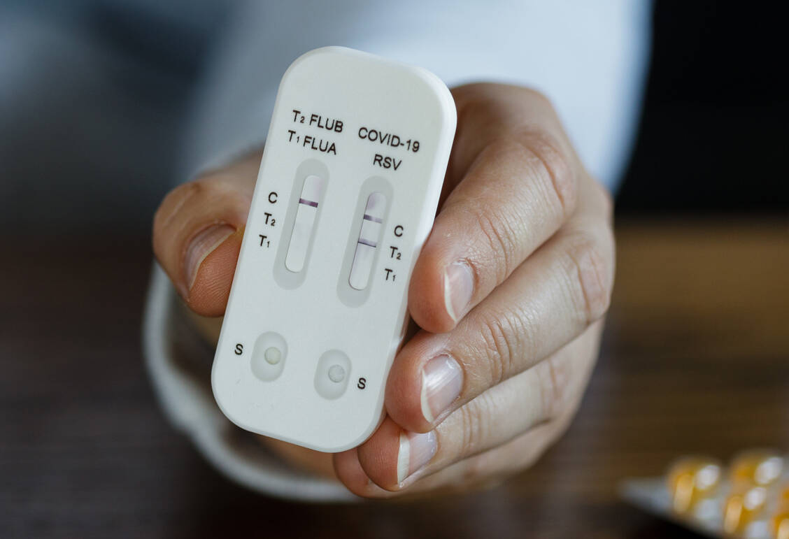 Selbsttests gibt es inzwischen auch als Kombi-Tests, die neben dem Coronavirus auch auf Influenza- oder RS-Viren testen. / © Getty Images/dzika_mrowka