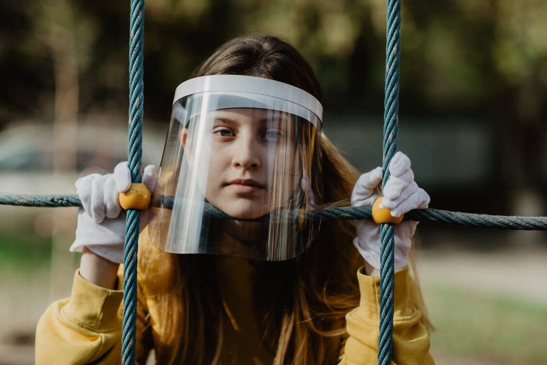 Maske oder Visier? Was schützt besser? Die Wissenschaft ist sich noch nicht einig. Nach der jetzigen dünnen Datenlage liegen das Visiere in Sachen Infektionsschutz jedoch nicht auf gleicher Höhe mit dem textilen Mundschutz. / Foto: Getty Images/Arman Zhenikeyev