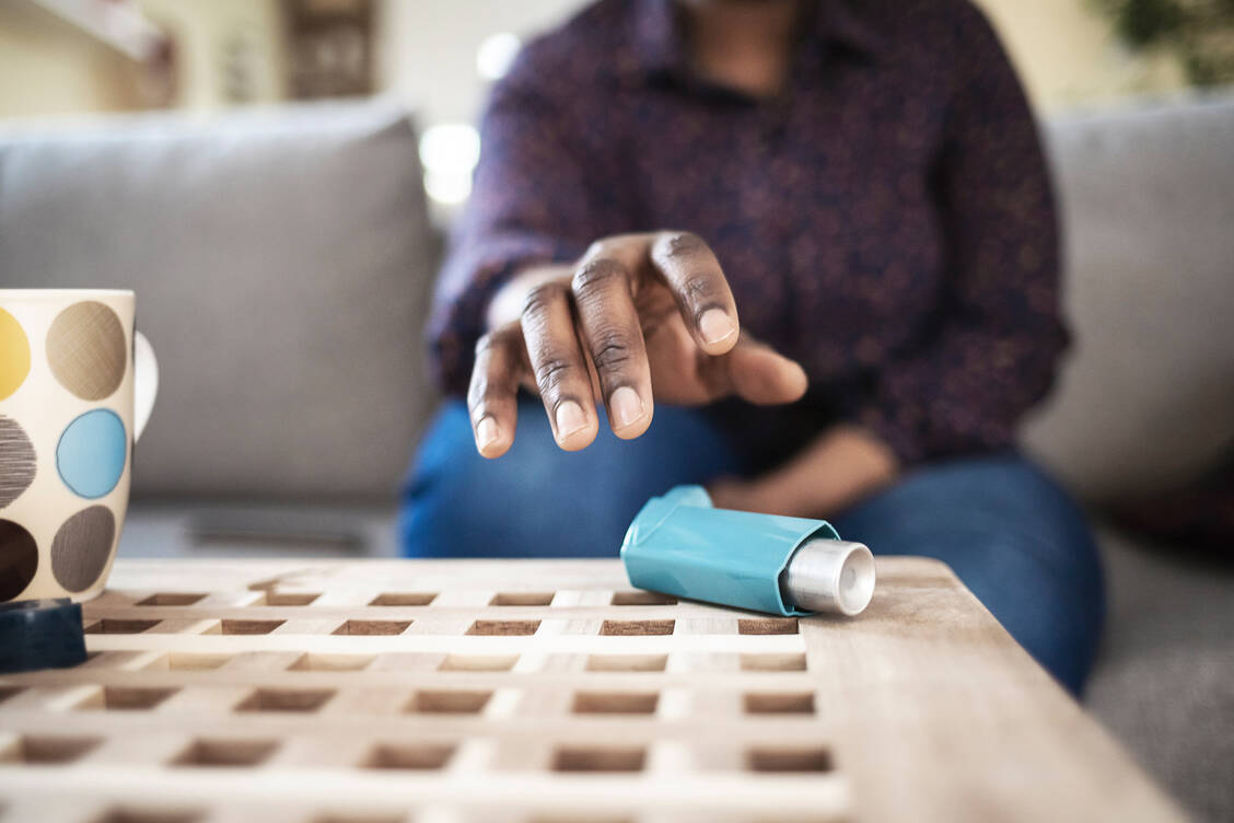 Finger weg von Inhalatoren mit Treibmittel: Dem Klima zuliebe sollten Asthmapatienten möglichst auf Pulverinhalatoren umsteigen.  / Foto: Getty Images/PixelsEffect