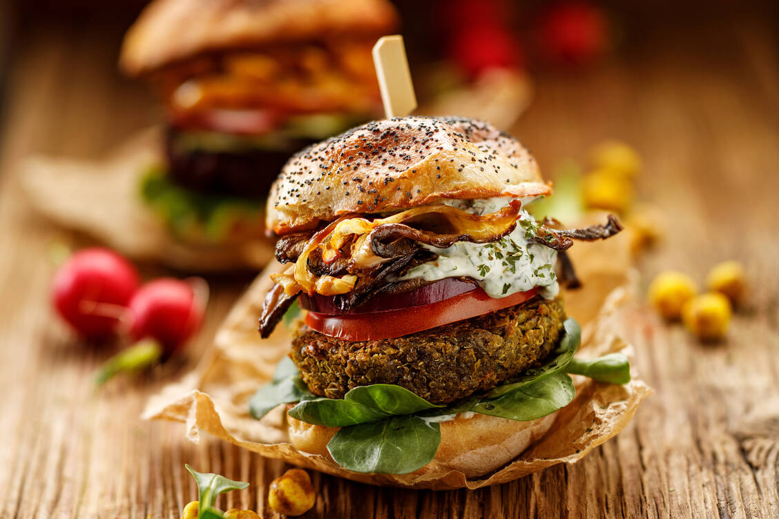 Der vegetarische oder vegane Burger ist das neue Trendgericht. Das Patty besteht beispielsweise aus Hülsenfrüchten, Seitan oder Jackfruit. / Foto: Adobe-Stock/zi3000