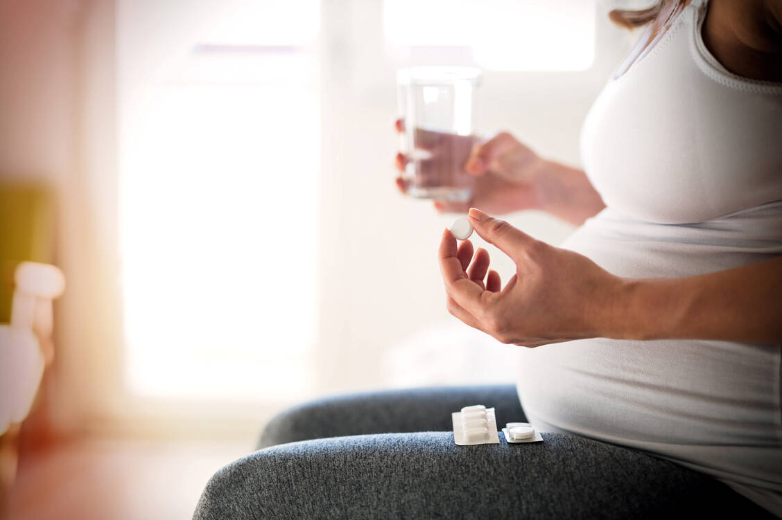 Am Ende der Schwangerschaft ist Paracetamol die einzige empfehlenswerte Alternative bei Schmerzen. / Foto: Shutterstock/nd3000
