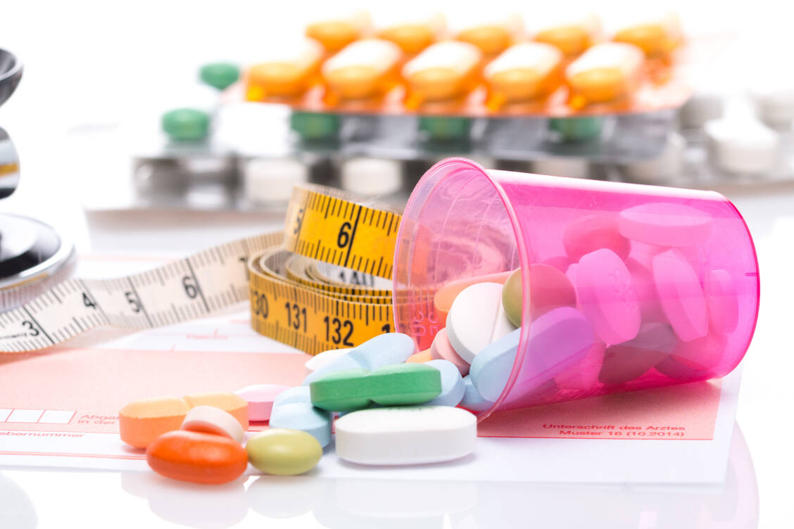 Einige Medikamente versprechen beim Abnehmen zu helfen, so auch der Lipasehemmer Orlistat. / Foto: Adobe Stock/Henrik Dolle