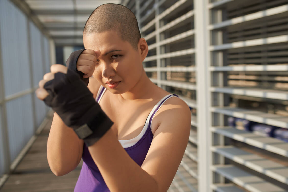 Den Folgen einer Krebserkrankung den Kampf ansagen: Studien zeigen, dass die Überlebens- und Rückfallraten bei Patienten, die Sport treiben, besser sind als bei passiven Menschen. / Foto: Adobe Stock/DragonImages
