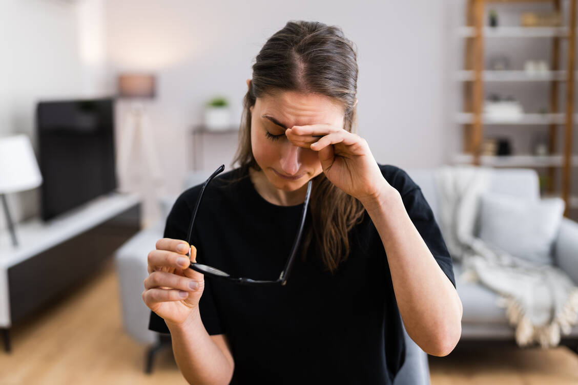 Neben sehr starkem Durst können auch verschwommenes Sehen und ständige Müdigkeit ein Hinweis auf eine Diabeteserkankung von Typ 1 sein. / Foto: Getty Images/AndreyPopov