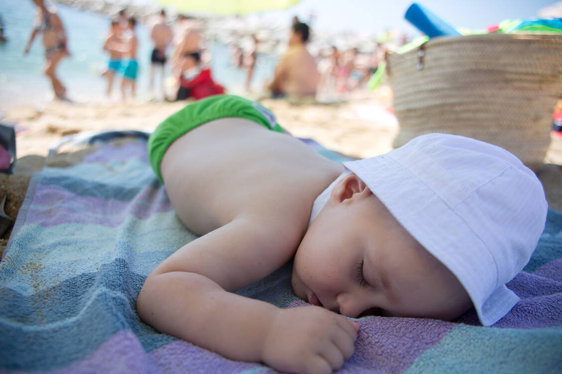 Schattenplatz: Babys sollten nie direkter Sonne ausgesetzt werden. Ihre Haut ist besonders empfindlich, und sie können schnell überhitzen. / © Getty Images/Mayte Torres