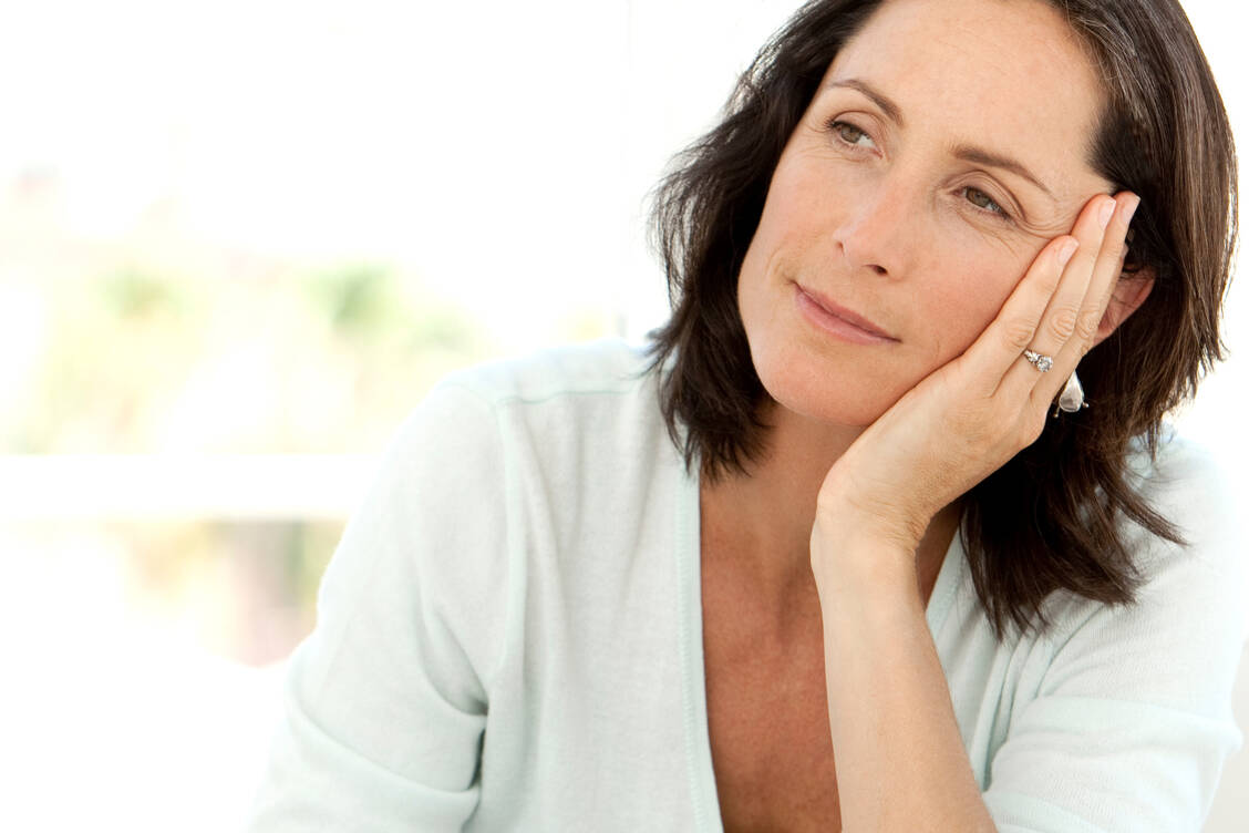 Es gibt Lebensphasen, in denen Menschen besonders anfällig sind für dubiose Angebote, mit »Stoffwechselkuren« doch endlich etwas für sich selbst zu tun.  / © Getty Images/AIMSTOCK