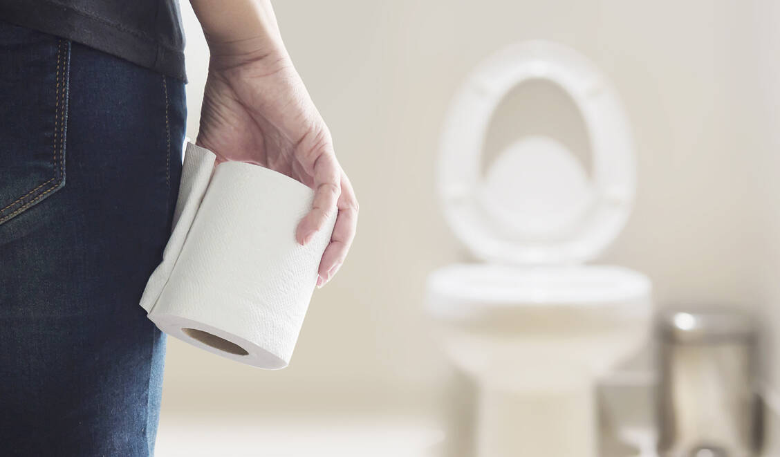 Therapy in the case of mild symptoms of constipation should be started with dietary fibres such as linseed or psyllium husks. / Foto: Adobe Stock/pairhandmade