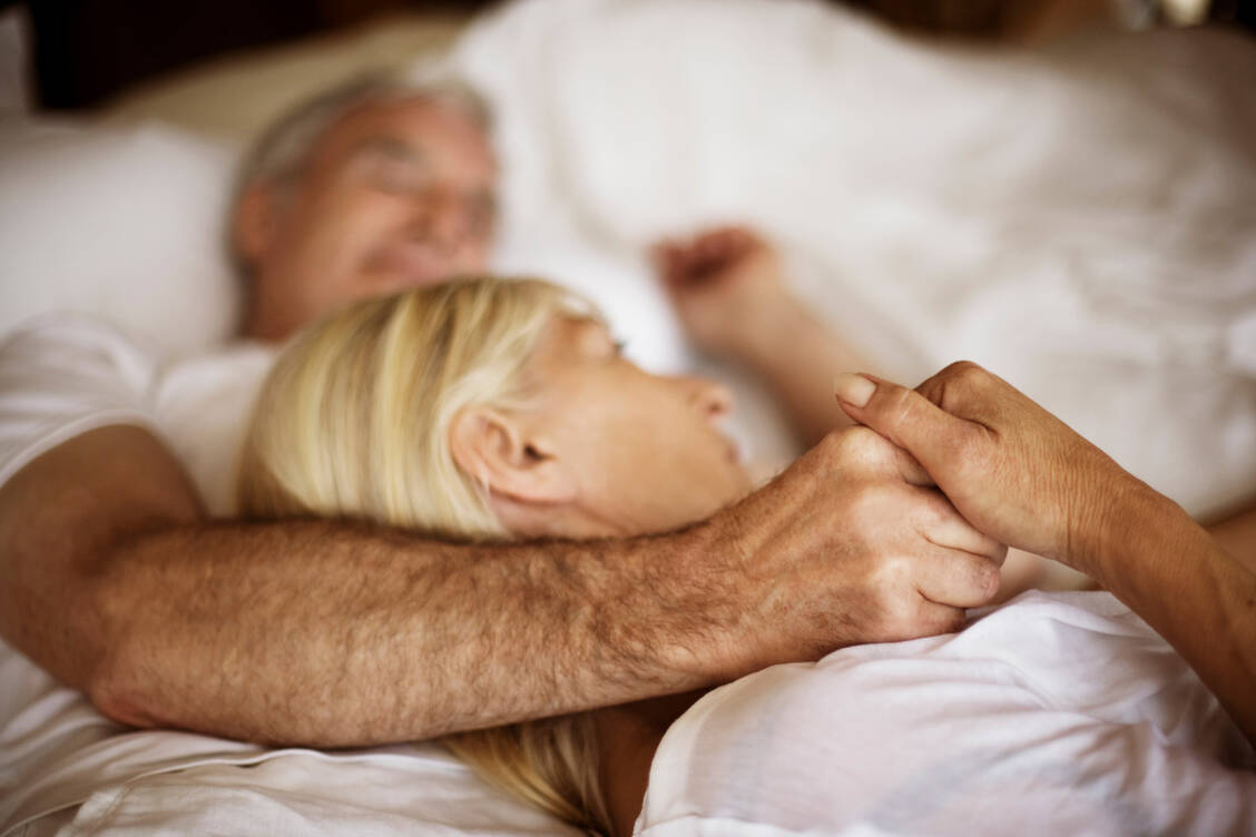 Bestimmte Antidepressiva können mit nachlassender Libido und Erektionsstörungen einhergehen. Um den Druck herauszunehmen, kann es helfen, das Augenmerk zunächst auf Zärtlichkeit zu legen. / © Getty Images/Solskin